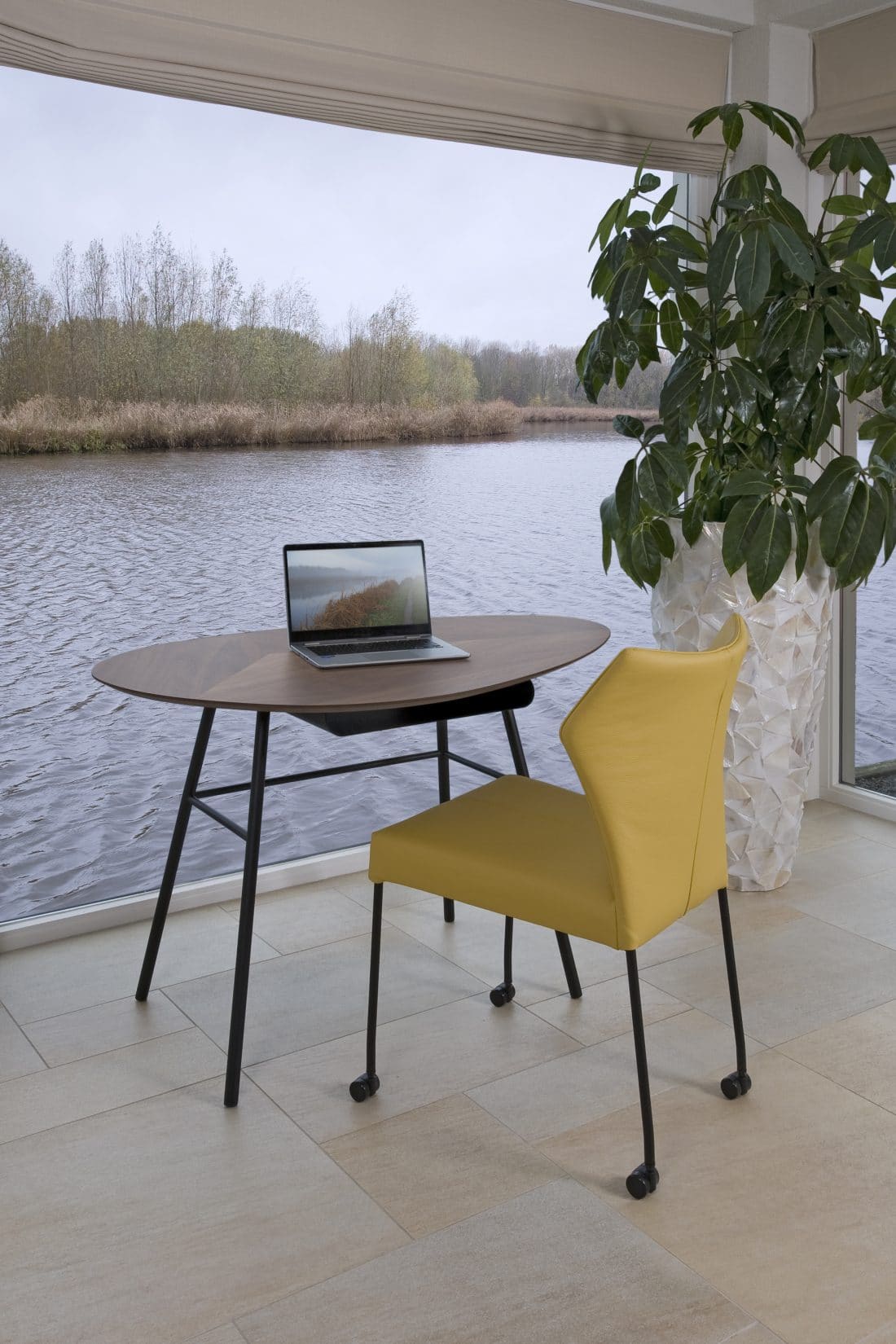 werkplek-thuis-woonkamer-bureautafeltje-twinny-desk-eetkamerstoel-fly
