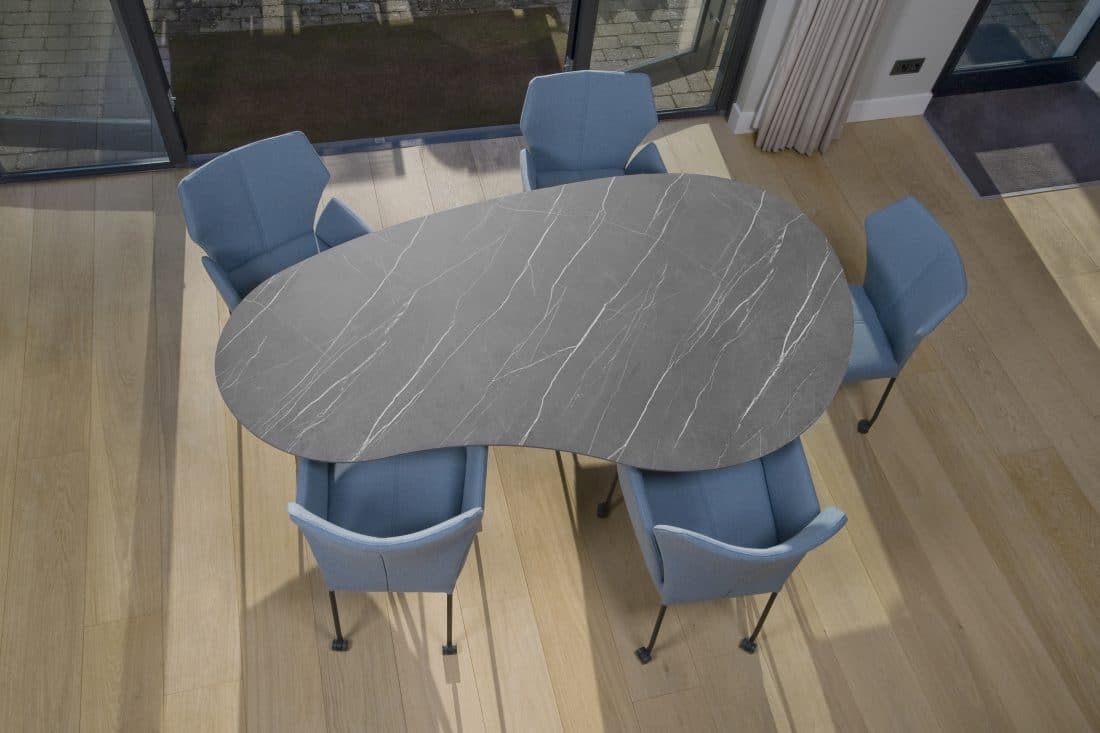 Cloudy Eetkamertafel Ovaal Hpl Ker Eetkamerstoelen Fly Met Armleuning Scaled