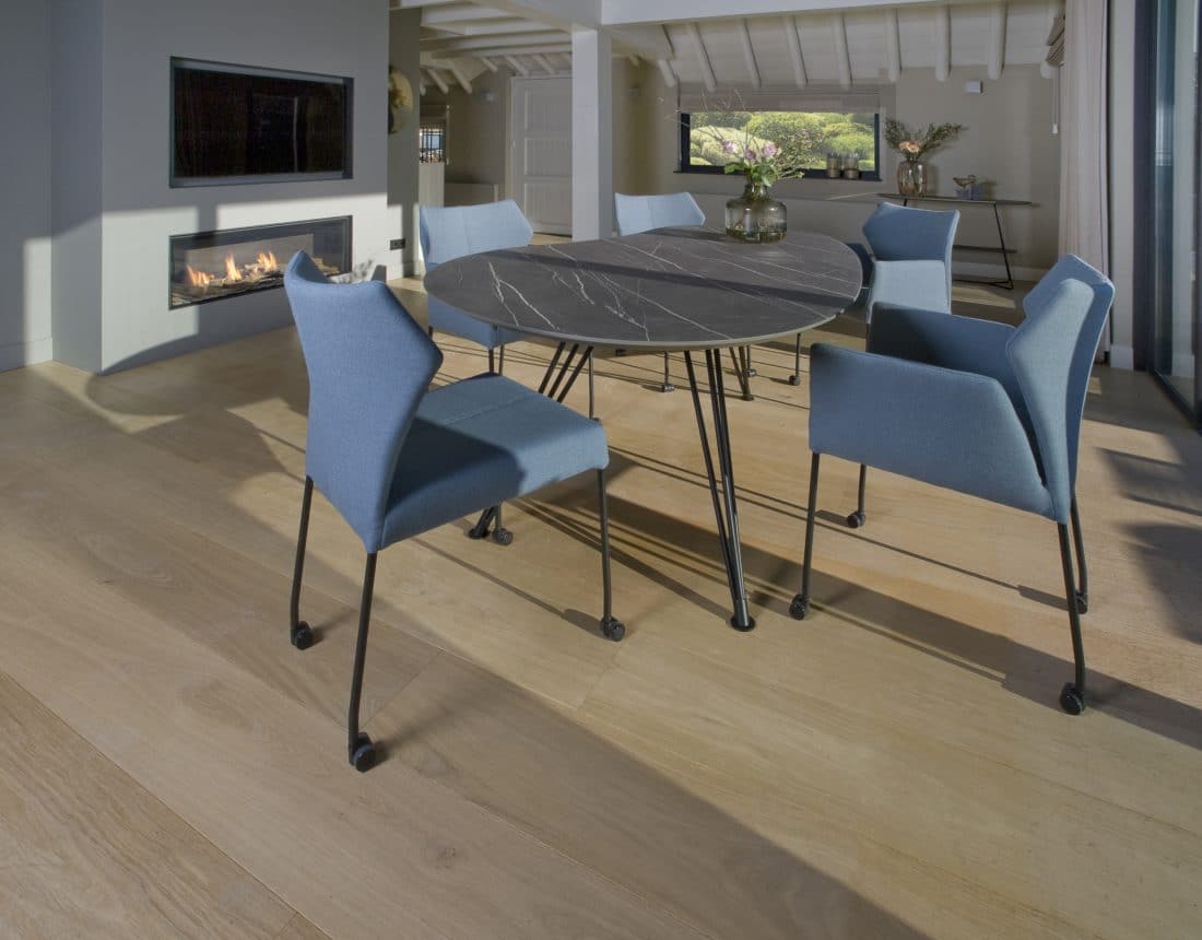 Cloudy Eettafel Hpl Ker Fly Eetkamerstoelen Op Wieltjes Scaled