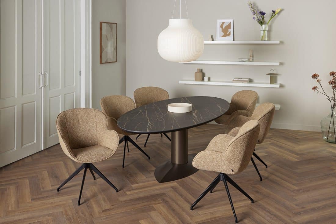 Oscar Spisebord Keramik Noir Desir Butterfly Spisestuestole Drejeligt stof Beige