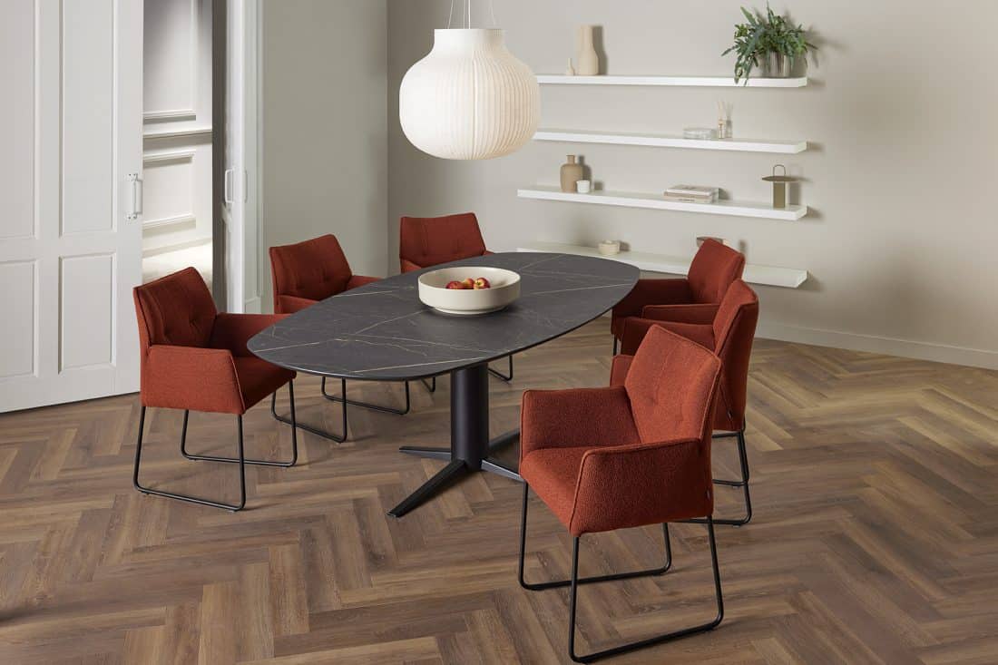 Thor Eettafel Deens Ovaal Quattro Eetkamerstoelen Met Armleuning Stof Rood